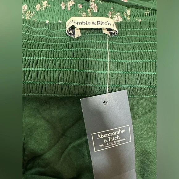 NWT Abercrombie & Fitch Women's Green Blouse with floral pattern.
Size: Médium - Picture 8 of 8